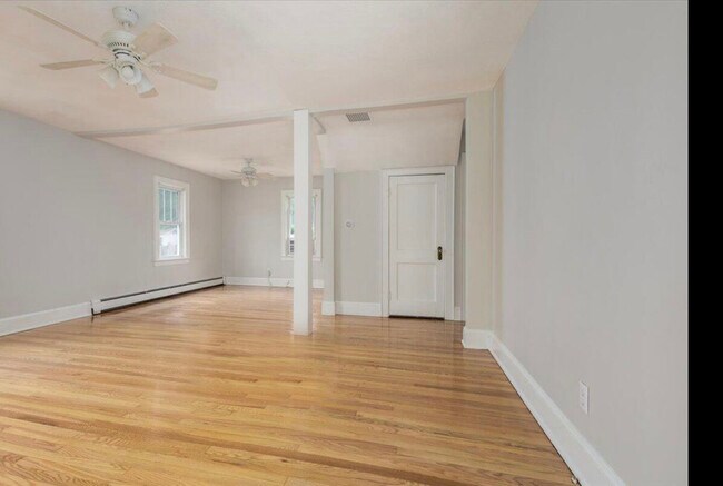 Living room - 316 E Riverside Dr