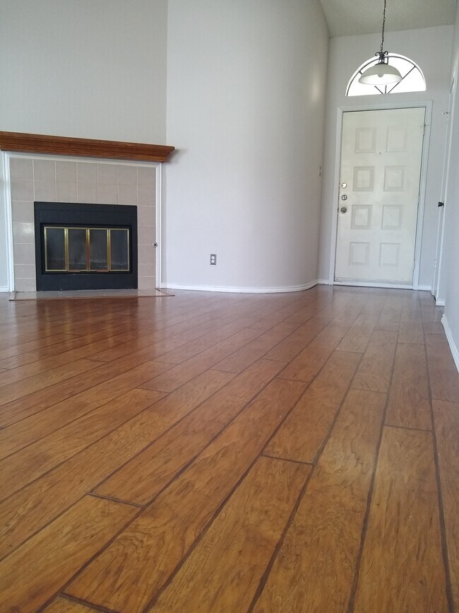Gas or wood cpzy fireplace - 3406 Larkspur Way