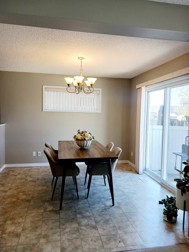 Building Photo - 308 Gibb Close NW