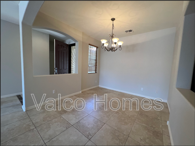 Foto del edificio - 1305 E Nightingale Ln