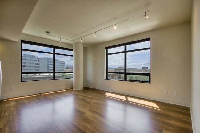 Foto del edificio - Gorgeous 2 Bedroom/2 Bathroom Condo for Rent at The 88