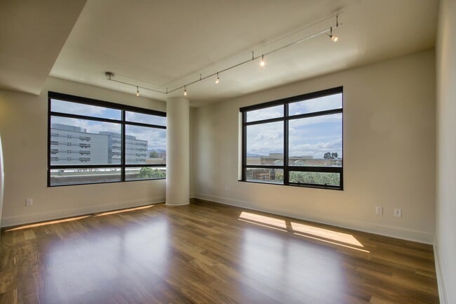 Building Photo - Gorgeous 2 Bedroom/2 Bathroom Condo for Rent at The 88