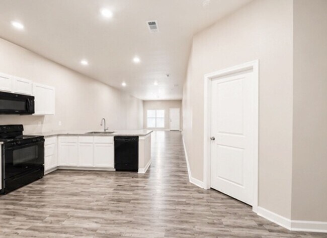Building Photo - Available SEPTEMBER 1ST: Desirable Ratliff Ridge Townhomes