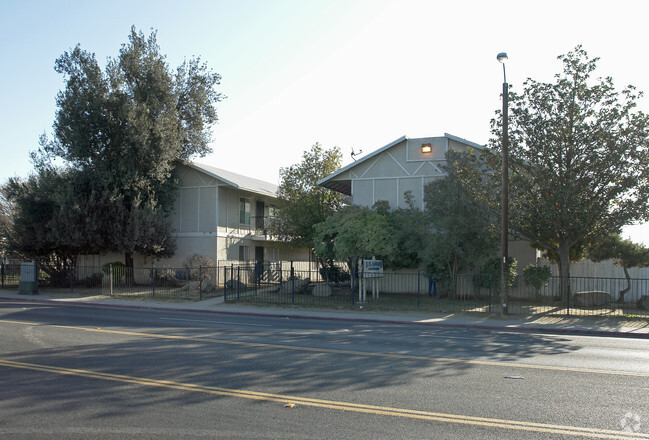 Foto del edificio - Almond Wood Apartments