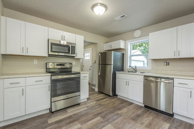 Building Photo - Wonderful 2 bedroom home with garage