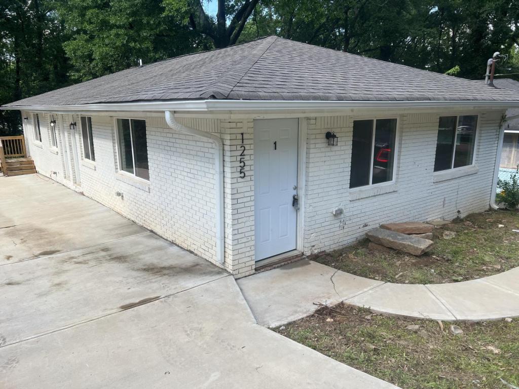 Primary Photo - 1255 Pine Ave
