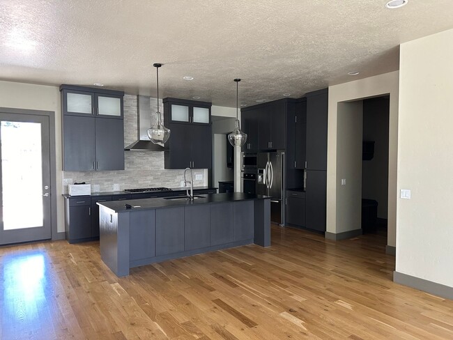 Building Photo - Stunning 3 bedroom 2 bathroom Home on a Go...