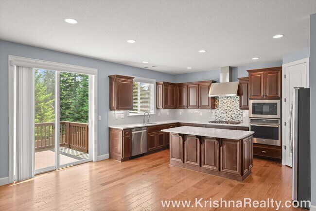 Foto del edificio - Beautiful 6 BD 3.5 BA Home in The Heights ...