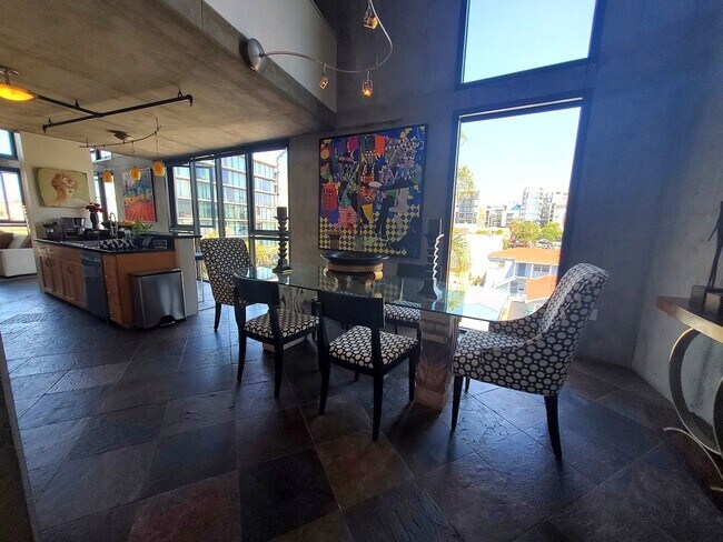 Foto del edificio - Downtown Loft living in Little Italy