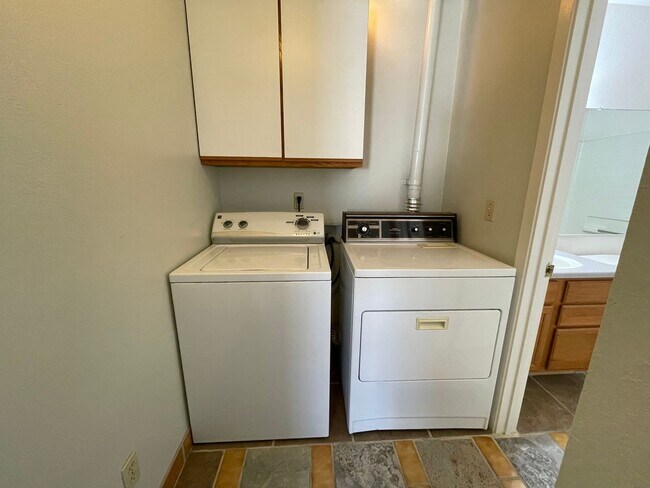 Foto del edificio - 1 Bedroom / 1 Bathroom Triplex