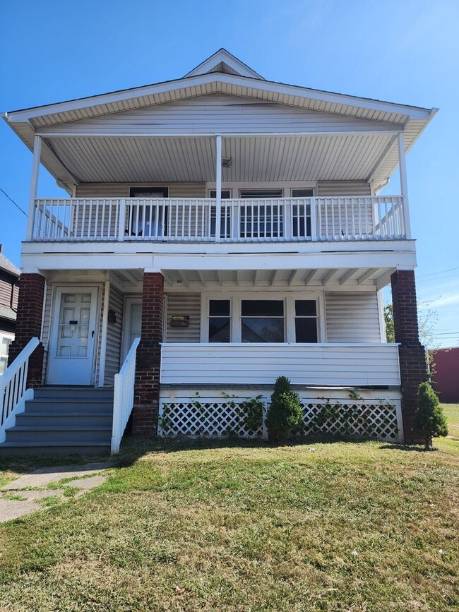 Building Photo - 1271 E 169th St