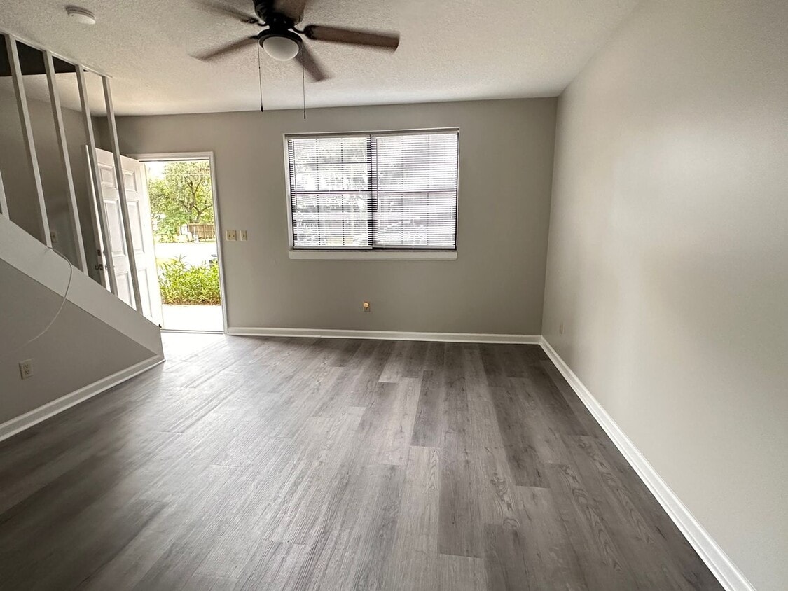 Primary Photo - Island Townhouse-Close to Shopping and Beach!