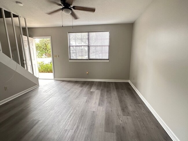 Building Photo - Island Townhouse-Close to Shopping and Beach!