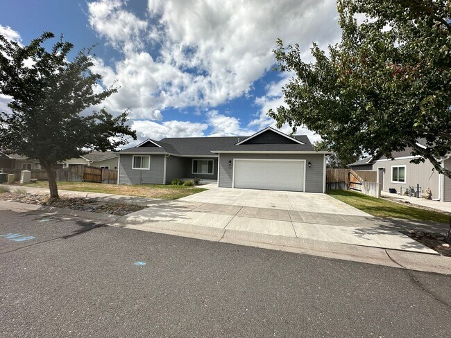 Building Photo - 921 Quail Point Ct