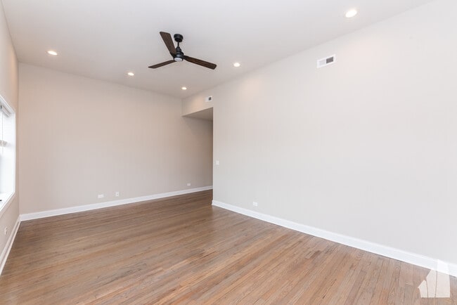 Foto del edificio - 3409 W Fullerton Ave