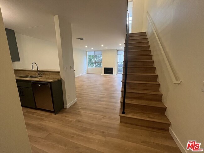 Foto del edificio - 960 N San Vicente Blvd