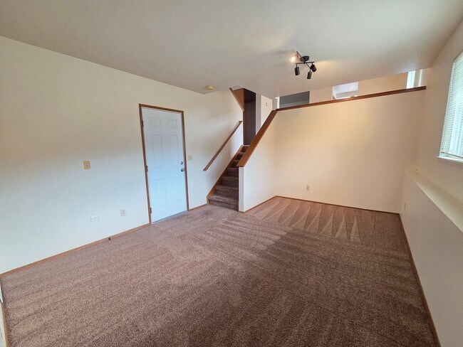 Building Photo - 3 bed, 2.5 bath home in Frontier Village!