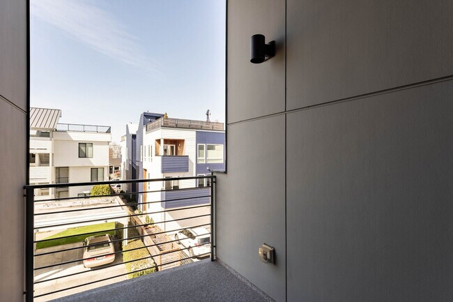 Foto del edificio - 3066 63rd Ave SW