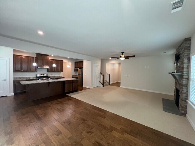 Foto del edificio - Gorgeous 3 BR, 2.5 Bath + Bonus, Study & F...