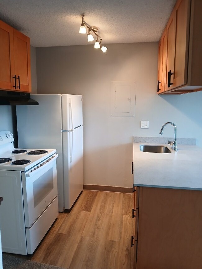 Phoenix Court Apartments 23913 111th Pl SE Kent WA 98031 Phoenix Court Apartments 23913 111th Pl SE Kent WA 98031