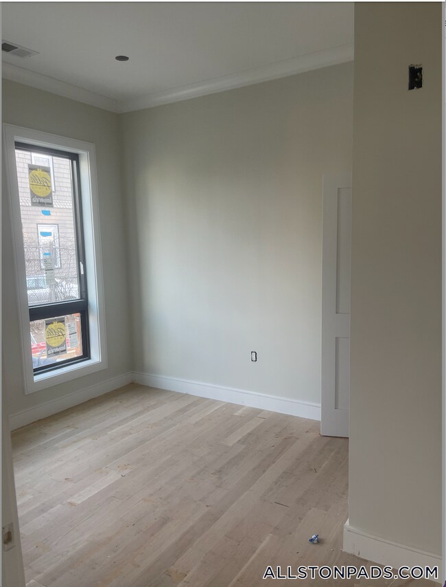 Building Photo - 16-18 Highgate (Roomate Rental) St.
