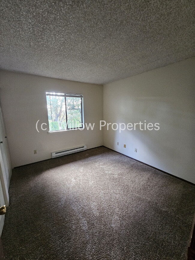 Building Photo - Two Bedroom Condo in North Tacoma