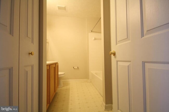 Building Photo - 2718 Thornbrook Ct