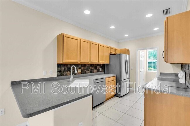 Foto del edificio - 3740 Circle Dr E