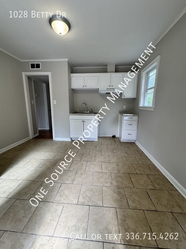 Building Photo - 1028 Betty Dr