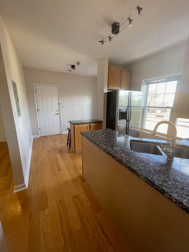 Foto del edificio - Charming 1-Bedroom Condo in Logan Square!