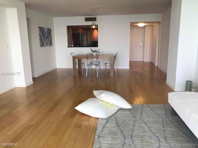 Foto del edificio - 801 N Venetian Dr