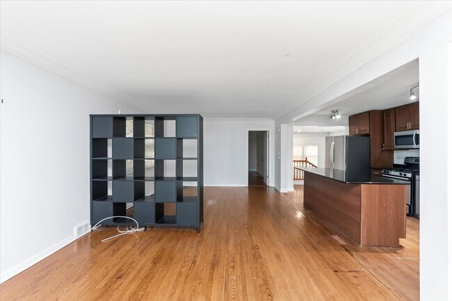 Foto del edificio - 8943 Ewing Ave