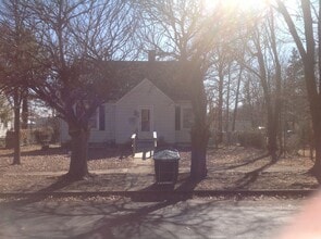 Building Photo - 903 W 12th St