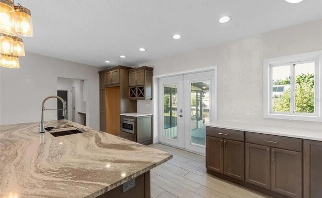 Building Photo - 4612 7th St Ct E