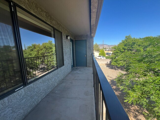 Building Photo - C-049 1301 E. Birch Street #B