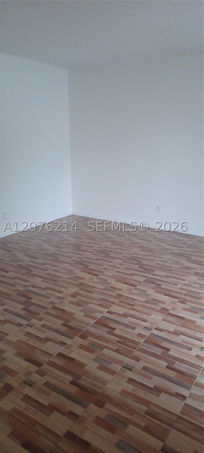 Building Photo - 539 S Rainbow Dr