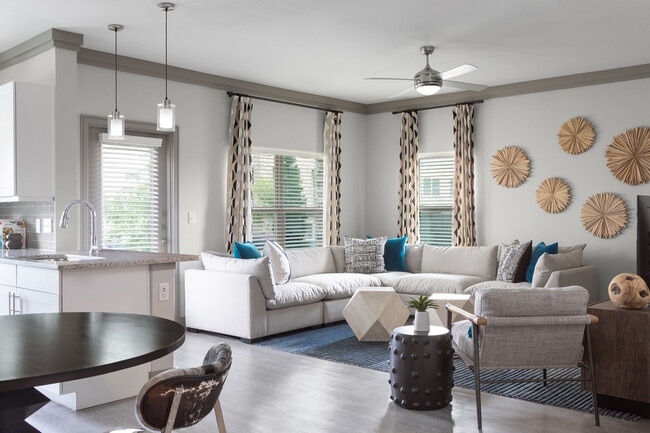 Building Photo - Cyan Southcreek