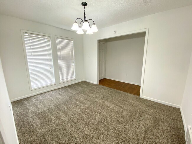 Building Photo - 5 Bedroom, 2 Bathroom Near Riverdale Rd an...