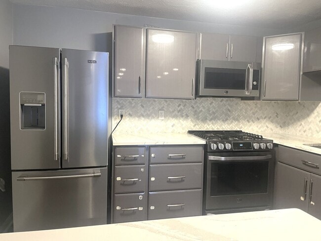 Bright 2-bedroom condo with balcony and ma... - Bright 2-bedroom condo with balcony and ma...
