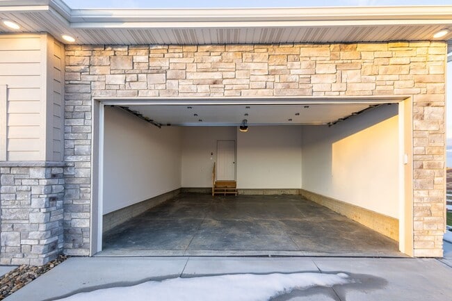 Building Photo - Beautifully Built 4 Bed Duplex!