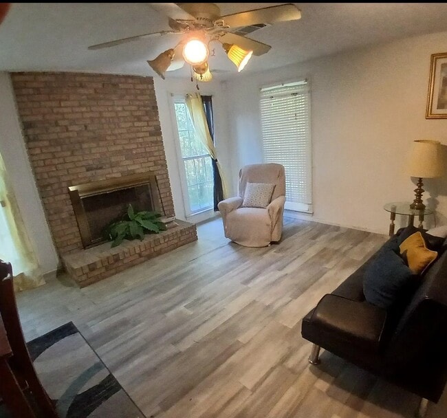Building Photo - 809 13th Ct