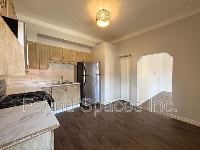 Building Photo - 460 King William St