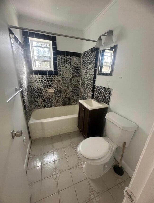 Foto del edificio - 865 W 3rd St