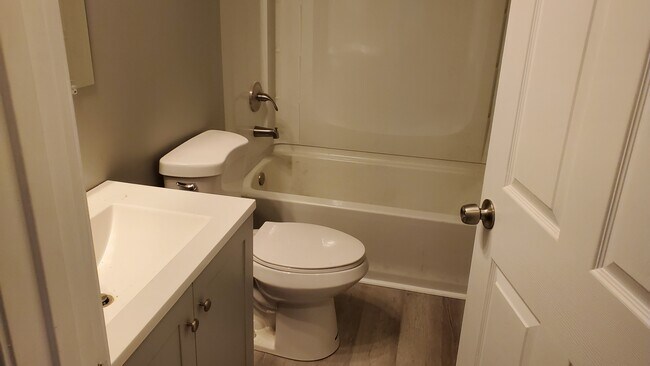Bath 1 - Tub/Shower - 705 Fairfield Ave