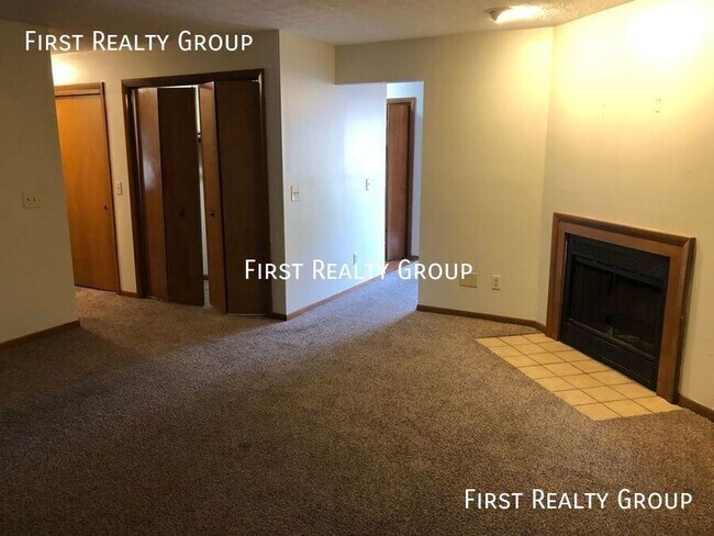 Building Photo - 2 Bedroom, 2 bath Upstairs Apartment in Ce...