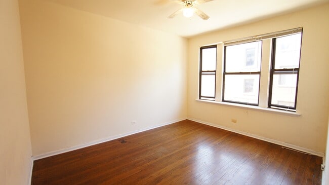 Building Photo - 3147 W Medill Ave