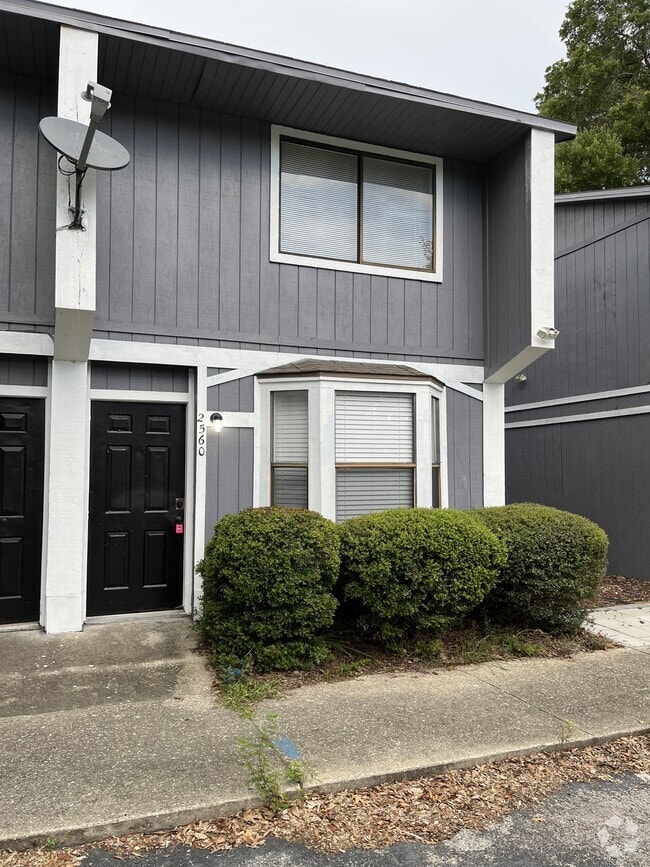 Building Photo - 2560 SW 31st Pl