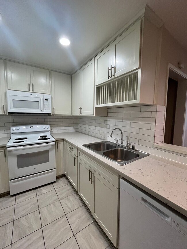 Foto del edificio - One bedroom condo with garage off Ocean Blvd.