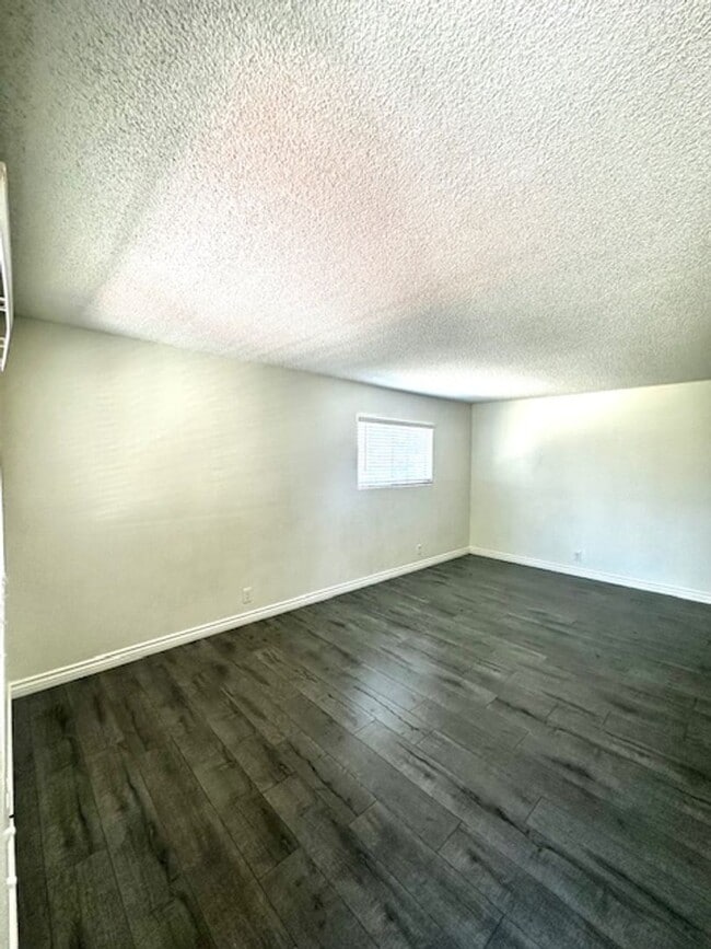 Building Photo - Charming 2+1 Condo