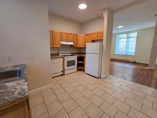 Building Photo - HUGE 3 BED 2 bath NEAR TEMPLE UNIVERSITY A...